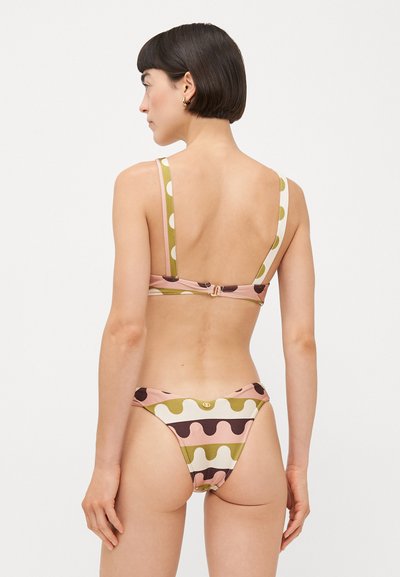 Set di bikini a due pezzi con un motivo ondulato multicolore in rosa, verde e marrone. Il materiale è elasticizzato; dispone di spalline larghe e chiusura posteriore.