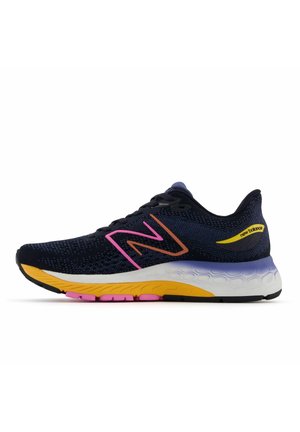 Sportschuh mit einem oberen Teil aus navyfarbenem Netz, orangefarbenen und pinken Akzenten, weiße Farbverlauf-Zwischensohle und schwarzer Außensohle mit pinken Details.