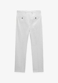 Jasnoszare spodnie o fakturowanym wykończeniu, z dwoma tylnymi kieszeniami zapinanymi na czarne guziki oraz dopasowanym, slim fit krojem.