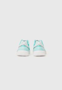 Sport-Schuhe mit einem türkis-weißen Design, aus Netzgewebe, mit geschwungener Silhouette und strukturierten Gummisohlen mit Grip-Muster.