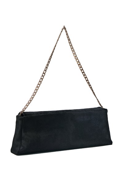 Sac à main rectangulaire noir avec texture douce et bandoulière chaîne dorée sur fond blanc.