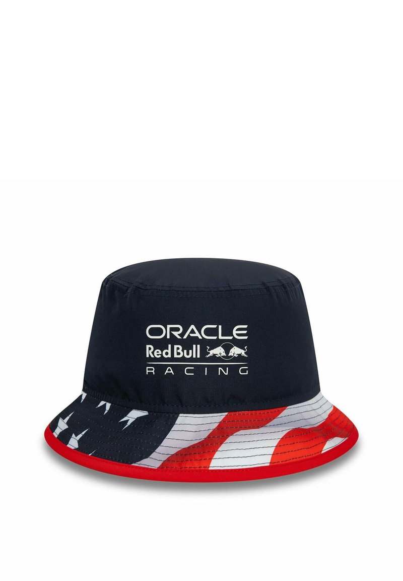 Granatowy kapelusz typu bucket z czerwono-białymi akcentami, z motywem flagi amerykańskiej oraz logo "Oracle Red Bull Racing" z przodu. Wodoodporny materiał.