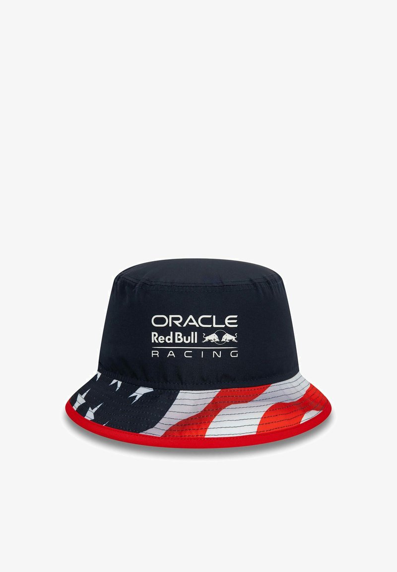Granatowy kapelusz typu bucket z czerwono-białymi akcentami, z motywem flagi amerykańskiej oraz logo "Oracle Red Bull Racing" z przodu. Wodoodporny materiał.