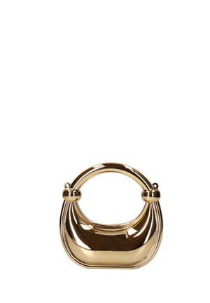 Glinsterende gouden metallic handtas met ronde bovenste handgreep en gebogen, gestructureerd ontwerp, die licht weerkaatst op een witte achtergrond.