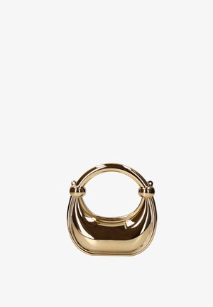 Glinsterende gouden metallic handtas met ronde bovenste handgreep en gebogen, gestructureerd ontwerp, die licht weerkaatst op een witte achtergrond.