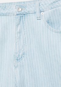 Jean en denim bleu clair avec de fines rayures blanches verticales, bouton argenté, passants de ceinture et poche avant visible.
