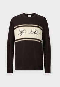 Σκούρο καφέ ριγωτό πουλόβερ με μακριά μανίκια, με μία κρεμ οριζόντια ρίγα και το λογότυπο "Lyle and Scott" σε καλλιγραφικό γράμμα στο στήθος.