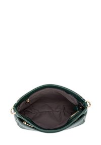 Borsa a tracolla verde in pelle con chiusura a zip, accentuata da hardware dorato e un morbido interno in tessuto grigio. Design aperto che rivela un vano interno.