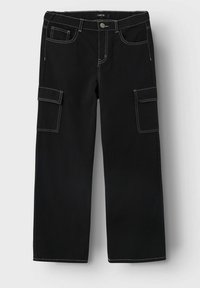Pantalones cargo negros de algodón, con costuras blancas, dos bolsillos laterales y un corte relajado. Cintura con cierre de botón.
