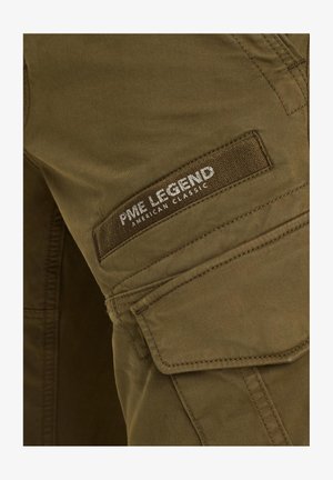 Olivenfarvede cargo-bukser med et stofmærke, der står "PME LEGEND AMERICAN CLASSIC," med flere lommer og en glat tekstur.