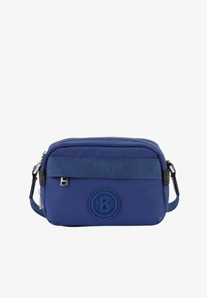 Sininen nailoninen crossbody-laukku, jossa on sileä pinta, vetoketjusuljenta ja vaakasuora uritettupanta. Varustettu pyöreällä logolla ja säädettävällä hihnalla.