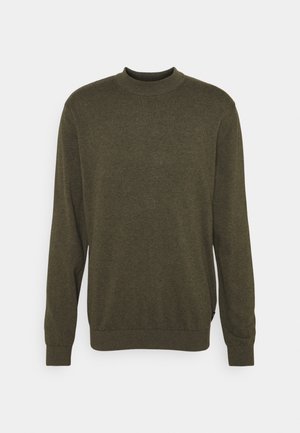 Pull à col rond à manches longues, vert olive, avec poignets et ourlet côtelés, présenté sur un fond clair uni.