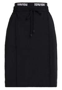 Jupe de sport noire avec une taille élastique dotée d'un cordon de serrage. Poches latérales et texture lisse avec un design simple.