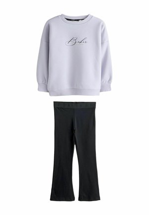 Felpa lilla chiaro con logo "Baker", scollo rotondo e maniche lunghe. Leggings neri con una comoda fascia in vita. Texture lisce.