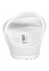 Białe sandały wsuwane z teksturowanym paskiem i podeszwą. Wkładka jest gładka, z wypukłym logo i oznaczeniami rozmiaru wewnątrz.