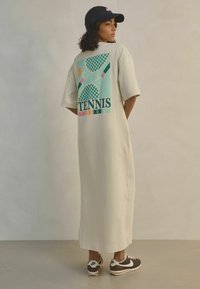 Next TALL FIT - SHORT SLEEVE CREW NECK BACK GRAPHIC MIDI  - Dzsörzéruha - white ecru tennis graphic