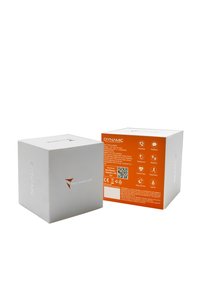 Confezione quadrata bianca con un lato arancione contenente i dettagli del prodotto, codice QR e icone per le caratteristiche. Logo testurizzato sul lato opposto.