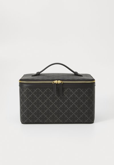 Zwarte rechthoekige make-up tas met een gestructureerd patroon, een gouden rits en een handvat aan de bovenkant voor het dragen. Bevat meerdere compartimenten.