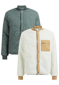 Två jackor som visas tillsammans: en grön vadderad jacka med silverknappar och en vit fleecejacka med bruna detaljer och ficka.