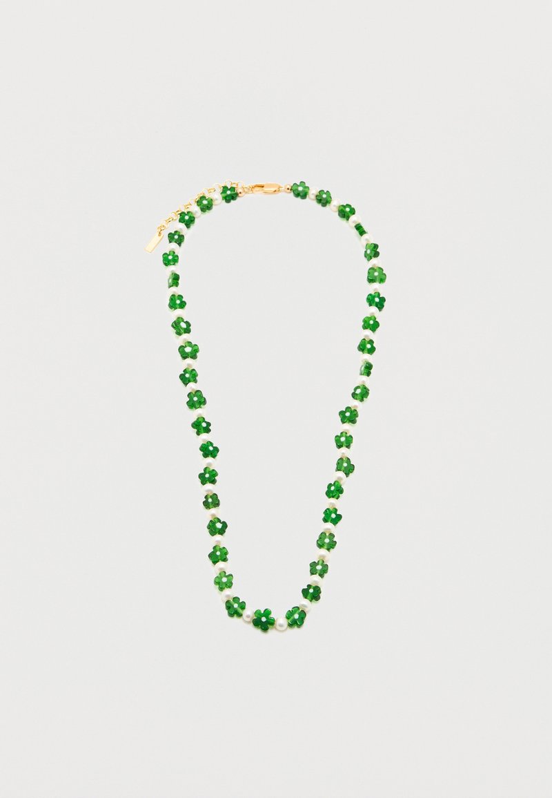 Κολιέ με εναλλασσόμενες χάντρες πράσινες σε σχήμα λουλουδιού και μικρές λευκές στρογγυλές χάντρες, με χρυσό κούμπωμα και ρυθμιζόμενη αλυσίδα.