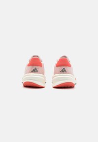 adidas Performance SUPERNOVA STRIDE - Hardloopschoenen voor op de weg - sandy pink/preloved scarlet/alumina