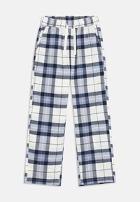 Blaue, graue und weiße karierten Hosen mit einem elastischen Bund und weißem Kordelzug, ausgestattet mit Seitentaschen, auf einem weißen Hintergrund flach ausgelegt.