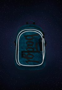 Zaino color teal con una superficie texture, caratterizzato da un marchio nero e una striscia luminosa che outline la parte anteriore. Include cerniere e una maniglia imbottita.
