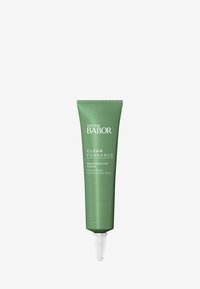 Tube verte de la crème pour les yeux Clean Formance Awakening de Doctor Babor avec un embout pointu. Design épuré, finition mate, texte blanc.