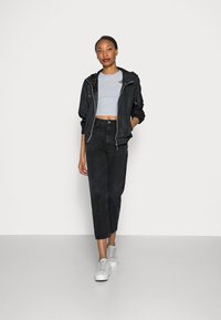 The North Face W ESSENTIAL CROPPED SLIM SHORT SLEEVE TEE - T-shirt estampada - light grey heather