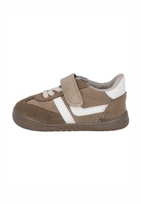 Zapatilla de ante marrón con una franja de acento blanca, acabado texturizado, correa de Velcro y cordones. Punta redondeada y suela de goma para mayor soporte.