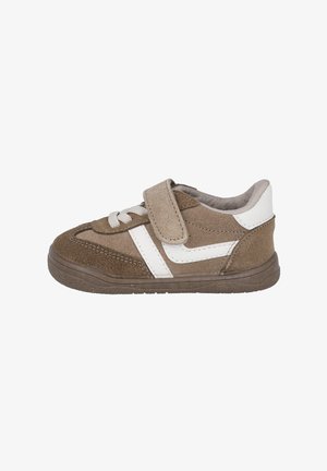 Zapatilla de ante marrón con una franja de acento blanca, acabado texturizado, correa de Velcro y cordones. Punta redondeada y suela de goma para mayor soporte.