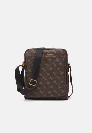 Borsa a tracolla marrone con motivo, caratterizzata da un design del logo diagonale, dettagli dorati e una tracolla nera rimovibile. Tessuto liscio con chiusura a zip.