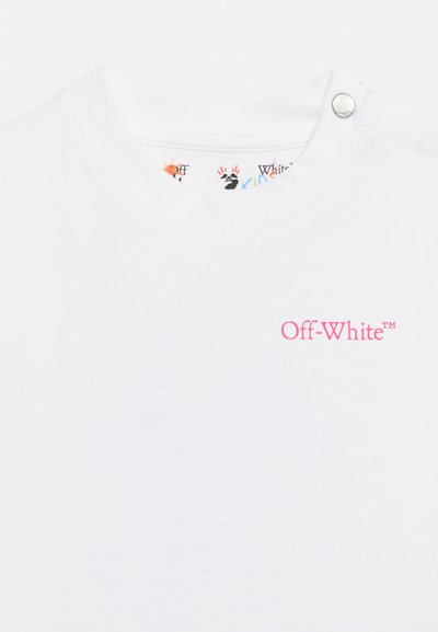Λευκό παιδικό T-shirt με ροζ λογότυπο "Off-White™" στο στήθος, στρογγυλή λαιμόκοψη και κουμπί αστραπή στον ώμο για κλείσιμο.