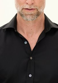 Zwarte button-up shirt met een strak ontwerp, voorzien van een kraag en twee knoopsluitingen aan de voorkant. Zachte textuur, slim fit.