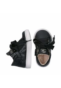 Scarpe nere realizzate in materiale sintetico trapuntato con suole bianche. Le caratteristiche includono lacci neri, cerniere e un interno imbottito per il comfort.