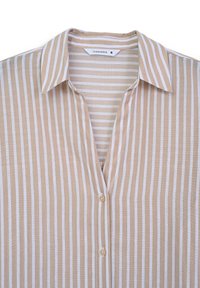 Blusa a righe in beige e bianco, realizzata in tessuto leggero. Presenta un colletto, chiusura con bottoni e un design a scollo a V.