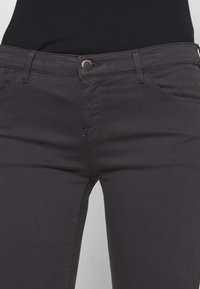 Emporio Armani Skinny-Farkut - black denim