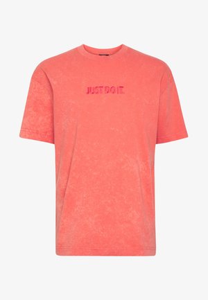 Helles Korallen-T-Shirt mit kurzen Ärmeln und rundem Ausschnitt, mit "JUST DO IT." in Rot auf der Brust gestickt.