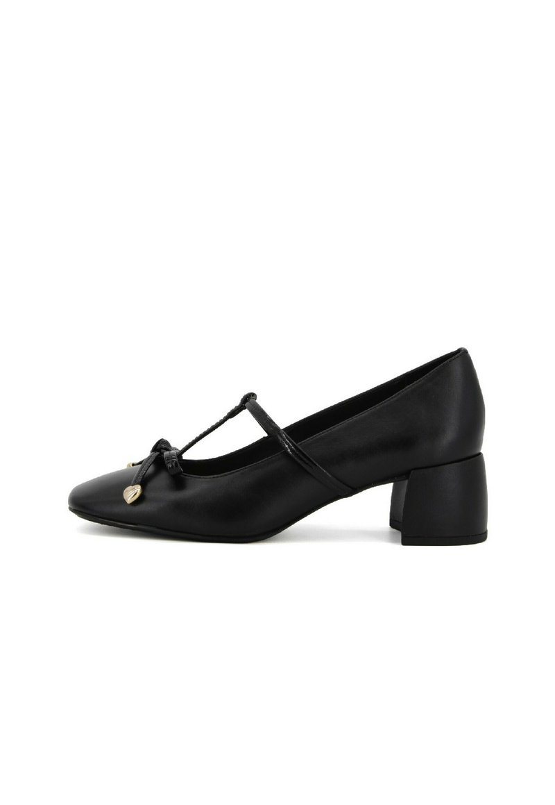 Scarpe con tacco a blocco in pelle nera, con punta affusolata, dotate di cinturino alla caviglia regolabile e un nastro decorativo annodato nella parte anteriore per un tocco di stile.