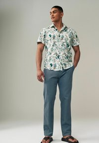 Next PRINTED SHORT SLEEVE - REGULAR FIT - Marškiniai - neutral brown hawaiian