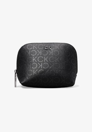 Czarna kosmetyczka wykonana z teksturowanego materiału, z powtarzającym się wzorem logo, srebrnym zamkiem błyskawicznym oraz zaokrąglonym kształtem.