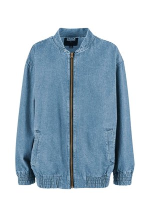 Chaqueta bomber de mezclilla azul claro con cierre frontal, puños y dobladillo elásticos, cuello alzado y bolsillos laterales.