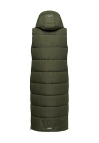 Oliwkowa pikowana kamizelka z kapturem, z poziomym przeszyciem, zamkiem błyskawicznym po boku oraz metką z logo przy dole. Gładka faktura.