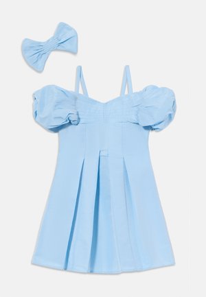 Jasnoniebieska sukienka z bufiastymi rękawami, górą z marszczeniami i plisowanym dołem. Zawiera dopasowany dodatek do włosów. Wykonana z miękkiego materiału.
