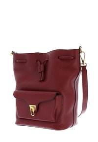 Borsa a secchiello in pelle rossa con superficie testurizzata, presenta una tasca frontale con finiture in oro e una tracolla rimovibile.