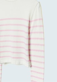 Ribbad kort överdel i vitt med rosa horisontella ränder. Tyget har en texturerad yta och avslutas med en åtsittande fåll.