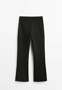 Czarne spodnie dzwony o gładkiej teksturze, z szerokim pasem w talii i subtelnymi fałdami z przodu, nadającymi elegancki wygląd.