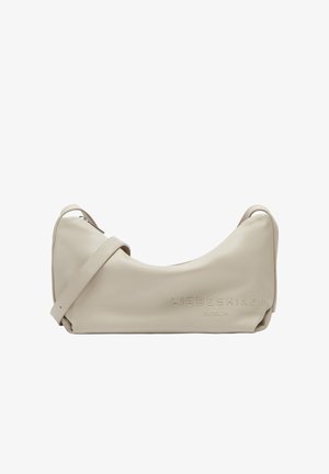 Sac à main en cuir beige avec une forme incurvée, nom de marque embossé et bandoulière réglable. Texture lisse avec une fermeture zippée.