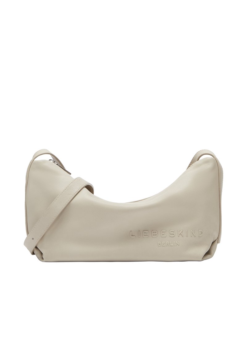 Borsa a spalla in pelle beige con forma curva, nome del marchio impresso e tracolla regolabile. Texture liscia con chiusura a zip.