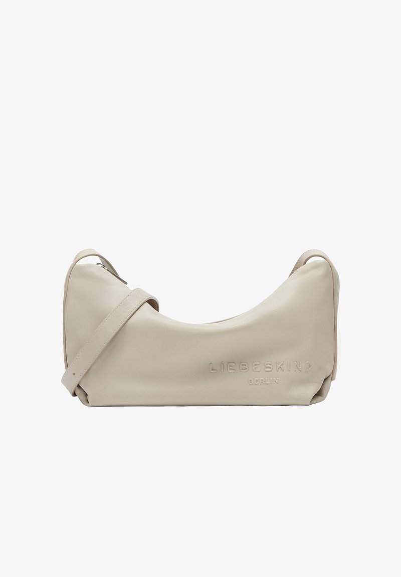 Borsa a spalla in pelle beige con forma curva, nome del marchio impresso e tracolla regolabile. Texture liscia con chiusura a zip.